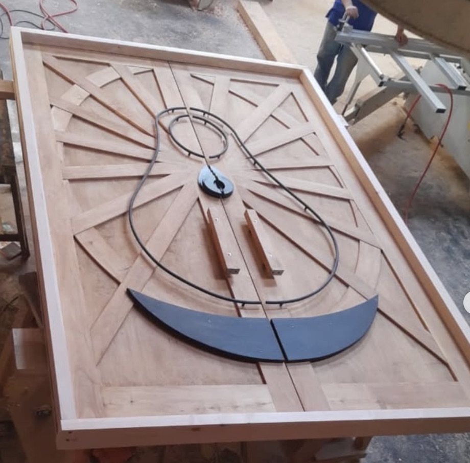 Puerta a medida con diseño de guitarra, Arte y Oficio